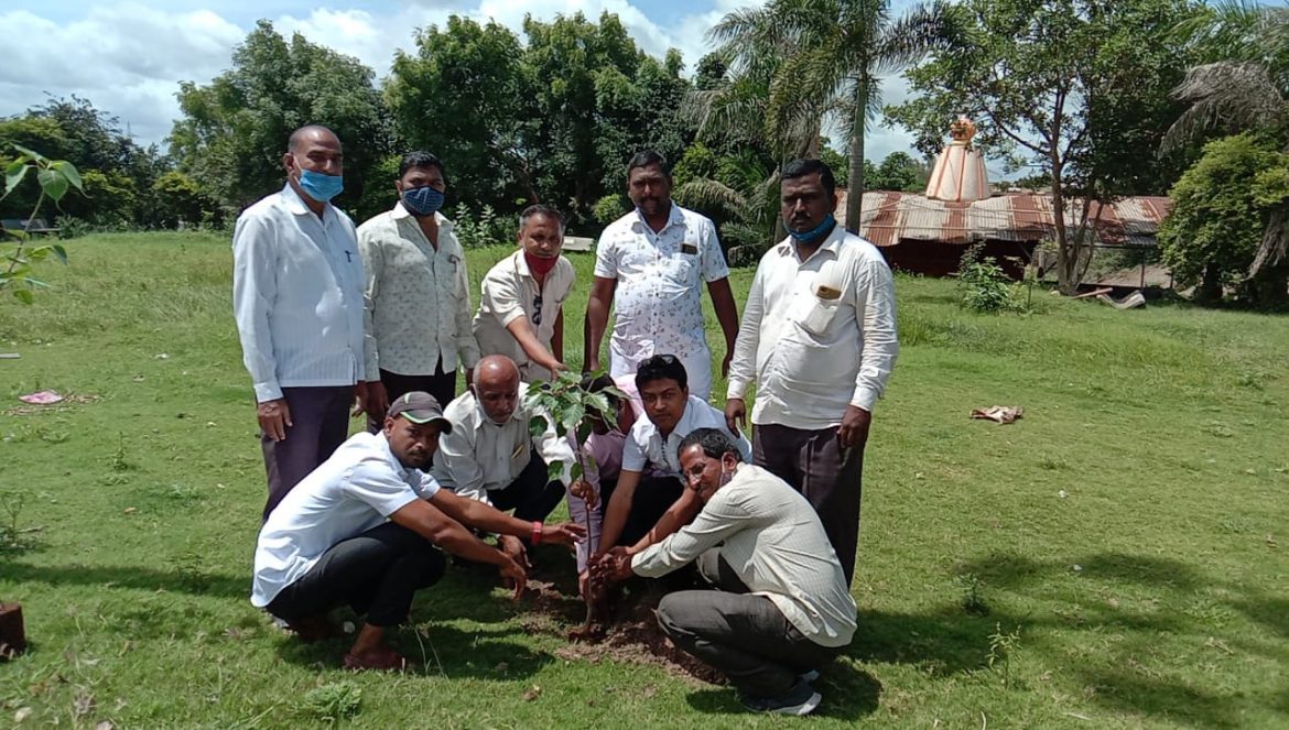 नीरा येथे रिपब्लिकन पार्टीऑफ इंडिया(आंबेडकर)वर्धापन दिन वृक्षारोपन करून  करण्यात आला साजरा