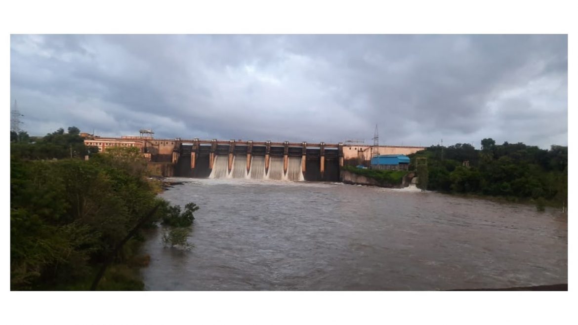 वीर धरणातुन निरा नदीपात्रात २१ हजार ५०५क्युसेक्सने पाण्याचा विसर्ग:निरा नदीकाठच्यांना सतर्कतेचा इशारा