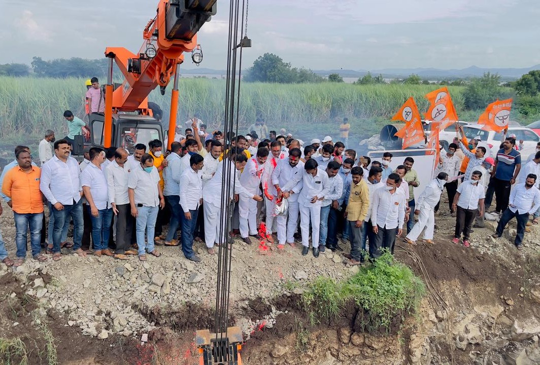 वाजत गाजत  फटाक्यांच्या आतषबाजीत गुंजवणीचे काम सुरु