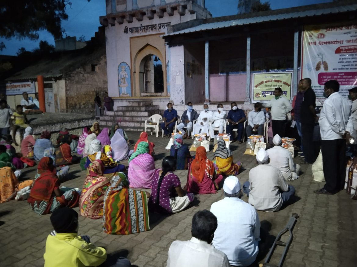 सरस्वती अनाथ शिक्षण आश्रमातर्फे आंबळेतील १०० गरजुंना किराणा किटचे वाटप