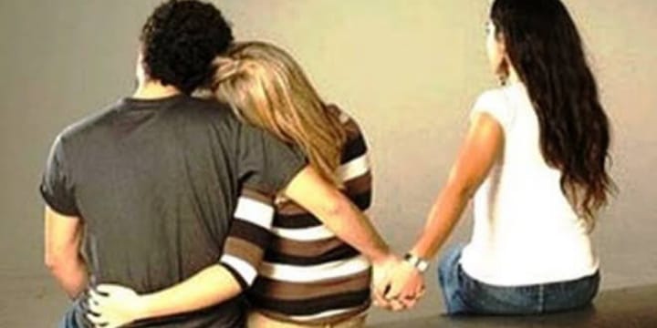 पुण्यातील तरुणीला आईच्या Relationshipचा लागला सुगावा; बॉयफ्रेंडच्या मदतीनं उकळले लाखो रुपये