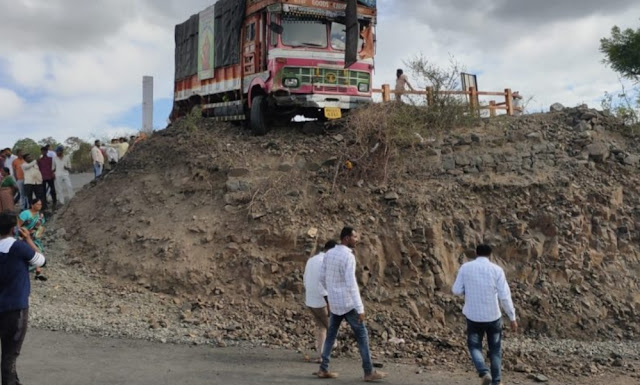 धक्कादायक !!!!!   पुरंदर हवेलीच्या सीमेवरील “या” घाटात वारकर्‍यांच्या ट्रकचा ब्रेक झाल्याने भीषण अपघात