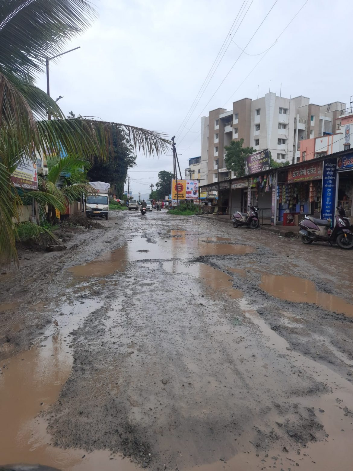 चिखल तुडवायचाय, या मग पुरंदर तालुक्यातील “या” रस्त्यावर !!!!! रस्ता गेला खड्यात : दीड वर्षांपासून काम रखडले