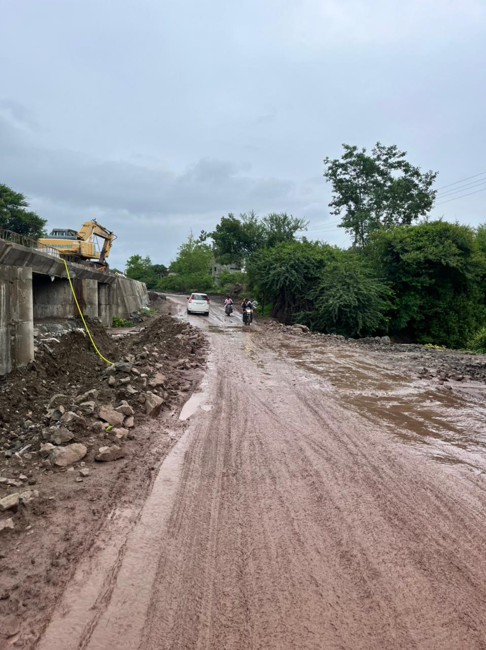 पुरंदरच्या रस्त्यांच्या चिखल सौंदर्यात  आणखी एक भर !!!!!!             गाडीवरुन पडुन चिखलात लोळायचय ; तर चला मग पुरंदर तालुक्यातील “या” रस्त्यावर