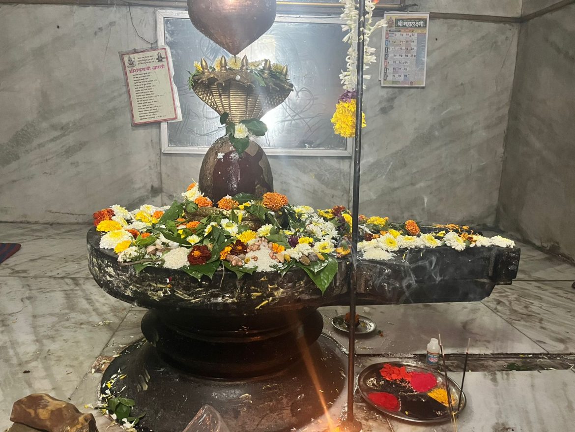 श्रावणातल्या पहिल्याच सोमवारी हजारो भाविकांनी घेतले श्री क्षेत्र ढवळेश्वरांचे दर्शन