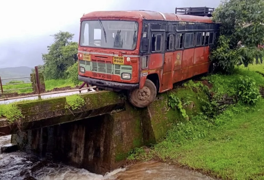 धक्कादायक !!!!!     पुणे जिल्ह्यातील “या” रस्त्यावर एसटी बसला भीषण अपघात