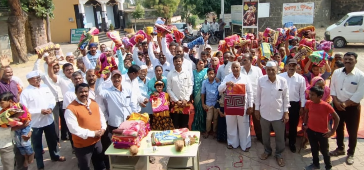 सरस्वती अनाथ शिक्षण संस्थेच्या वतीने आंबळेतील शंभर निराधारांना ब्लँकेट वाटप