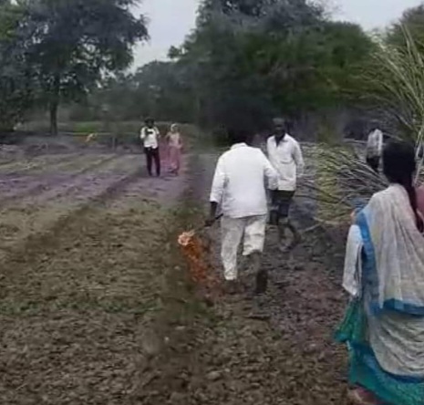 पुरंदर तालुक्यातील “या” गावात पेटता टेंभा घेऊन केला पाठलाग;जमिनीच्‍या वादातून काकाकडून पुतण्याला पेटवण्याचा प्रयत्‍न