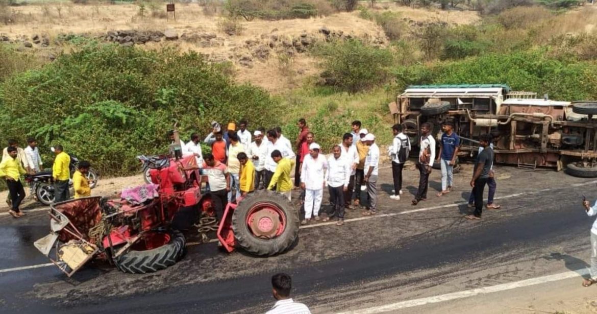 पुणे जिल्ह्यातील खळबळजनक घटना!!!!   “या” गावातील बाळुमामा पालखी दर्शनाला गेलेल्या भाविकांवर काळाचा घाला;आठ जण गंभीर जखमी,वाहनांचा चक्काचूर