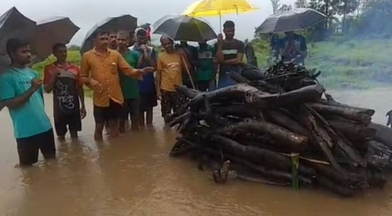 मन हेलावून टाकणारी घटना!                   स्मशानभुमीच नाही ; “या” गावात रचलेल्या सरणावरचा मृतदेह पुराच्या पाण्यात गेला वाहून