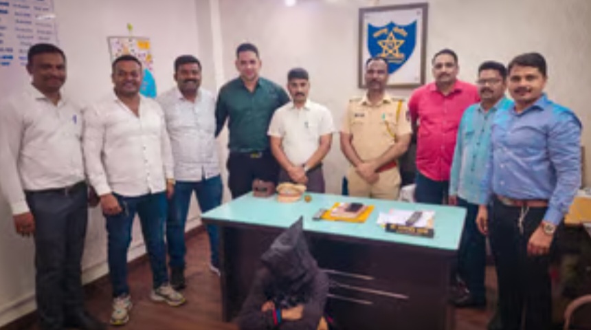 पुण्यातील धक्कादायक प्रकार! बुरखा घालून प्रेयसीला भेटण्यासाठी शाळेत गेला;मुलं चोरणारा समजुन लोकांनी त्याला लय बदडला