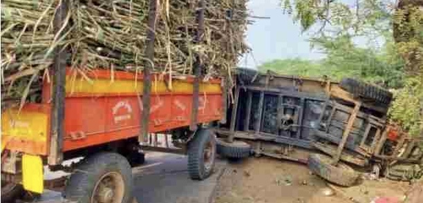 दुख:द !!!!!           पुरंदर तालुक्यात “या” गावात उसाचा ट्रक मोटारसायकलवर पलटी झाल्याने एकाचा मृत्यु